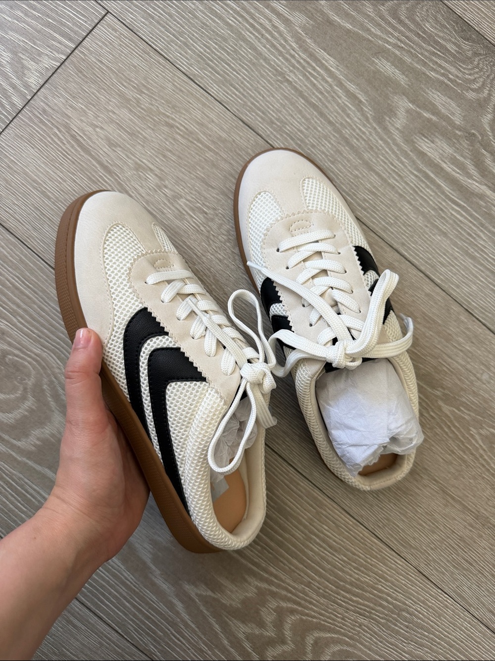 Cream & Black Mesh Casual Sneakers dolce vita UNWORN
